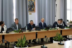 Radni siedzą przy stole konferencyjnym