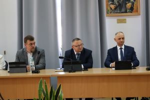 Radni siedzą za stłem konferencyjnym