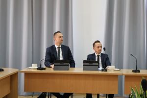 Radni siedzą za stołek konferencyjnym
