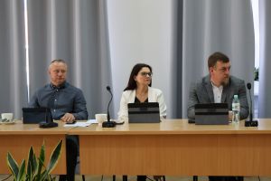 Radni siedzą za stołem konferencyjnym (2)