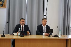 Radni siedzą za stołem konferencyjnym