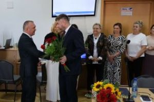 Starosta nidzicki wręcza kwiaty Burmistrzowi Nidzicy