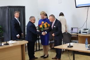 Burmistrz Nidzicy składa gratulacje dla wiceprzewodniczącego Rady Miejskiej w Nidzicy