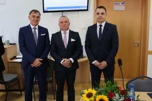 Burmistrz Nidzicy stoi w towarzystwie nowych radnych
