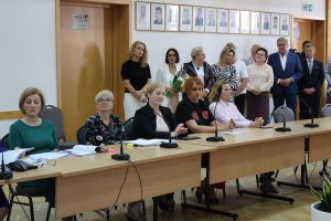 Dyrektorzy placówek podległych Burmistrzowi Nidzicy oraz kierownicy Urzędu Miejskiego słuchają przemówienia burmistrza