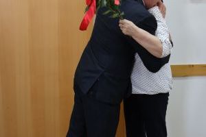 Przedstawicielka emerytów składa życzenia Burmistrzowi Nidzicy