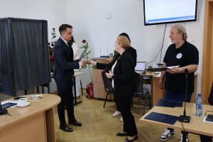 Przewodnicząca Miejskiej Komisji Wyborczej wręcza kwaty radnemu