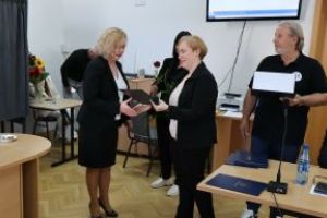 Przewodnicząca Miejskiej Komisji Wyborczej wręcza kwiaty radnej