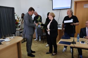 Przewodnicząca Miejskiej Komisji Wyborczej wręcza kwiaty radnemu (2)