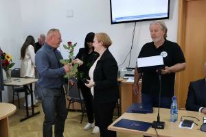 Przewodnicząca Miejskiej Komisji Wyborczej wręcza kwiaty radnemu (4)