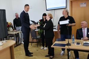 Przewodnicząca Miejskiej Komisji Wyborczej wręcza kwiaty radnemu (6)