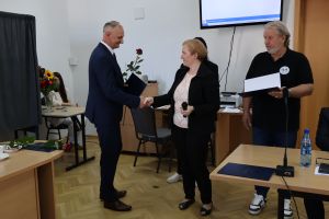 Przewodnicząca Miejskiej Komisji Wyborczej wręcza kwiaty radnemu (8)