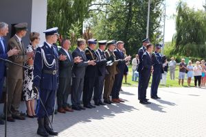Władze bijące brawa