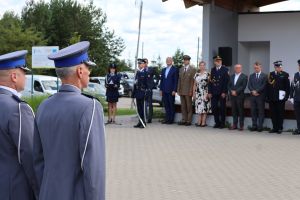 Dwóch Policjantów na tle gości