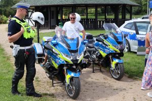 Dziecko na motorze przy panu policjancie