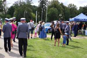 Goście i policjanci na stoiskach