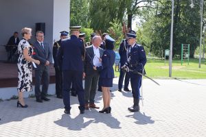 Pan Burmistrz wita się z Policjantami
