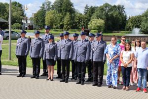 Policjaci i policjantki ustawieni