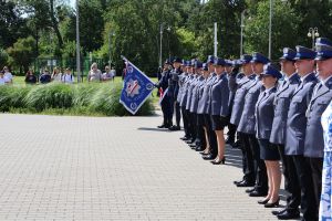 Policjanci i policjantki podczas hymnu
