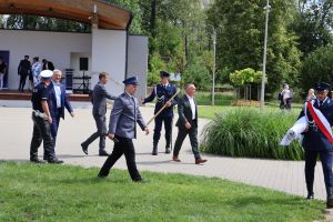 Policjanci idący z Panem Burmistrzem