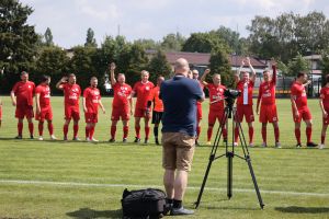 Fotograf robi zdjęcia piłkarzom