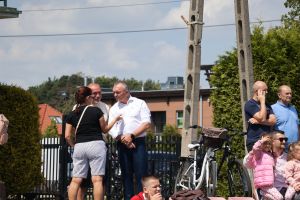 Pan burmistrz rozmawiający z mieszkańcami (2)