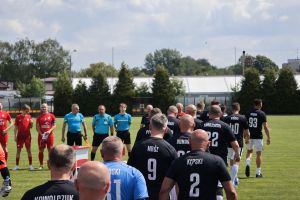 Piłkarze wchodzą na boisko (2)