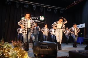 seniorki tańczące na scenie z instruktorką