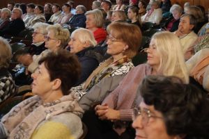 widok kilkudziesięciu seniorów siedzących na sal