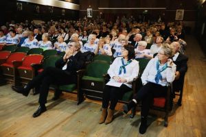 widok sali wypełnionej gośćmi