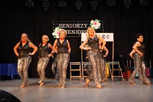 występ seniorek na scenie (2)