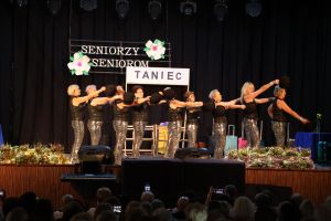występ seniorek na scenie (10)