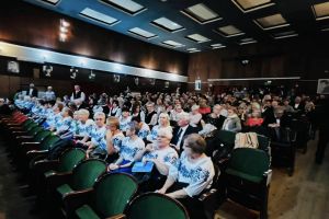 widok na publiczność zebraną na sali