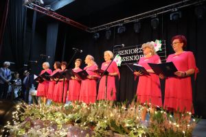 kobiecy chór śpiewa na scenie