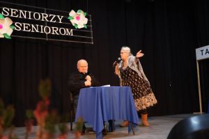 kobieta i mężczyzna na scenie (2)