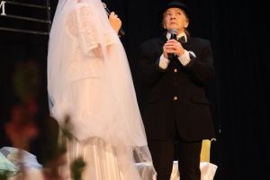 odgrywana przez seniorów scenka ślubu na scenie (2)