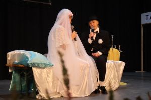 odgrywana przez seniorów scenka ślubu na scenie (3)