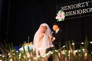 odgrywana przez seniorów scenka ślubu na scenie (4)