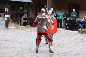 Dwóch rycerzy w bitwie na miecze w tle goście wydarzenia (2)