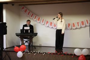 Uczestniczka konkursu podczas pezentacji wraz z akompaniamentem muzycznym w wykonaniu p. Marcina Bąkowskiego