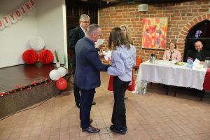 Uczestniczka konkursu odbierająca dyplom od Burmistrza Nidzicy