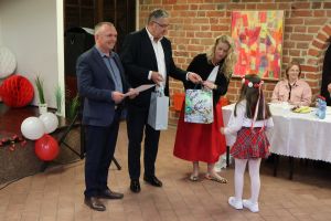 Uczestniczka konkursu odbierająca nagrody i dyplom