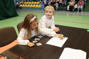 Przedszkolaki pracują przy stoliku (15)