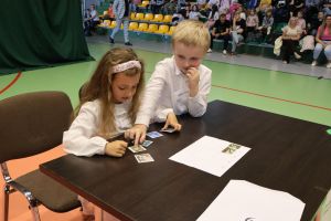Przedszkolaki pracują przy stoliku (16)