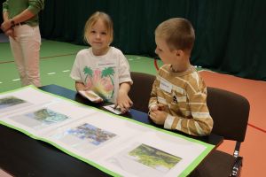 Przedszkolaki pracują przy stoliku (19)