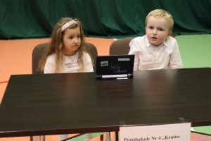 Przedszkolaki pracują przy stoliku (20)