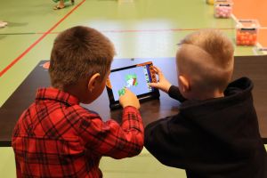 Przedszkolaki pracują przy stoliku (21)