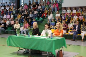 Jury siedzi przy stoliku
