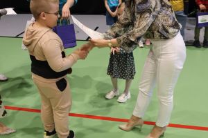 Jury wręcza dyplomy (2)