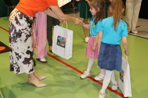 Jury wręcza dyplomy (6)